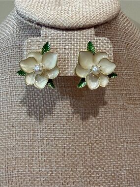 New Delicate Cream Flower Pearl Stud Earrings Absolutely Beautiful